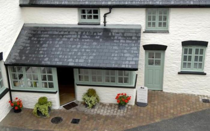 Gwesty'r Emlyn Hotel