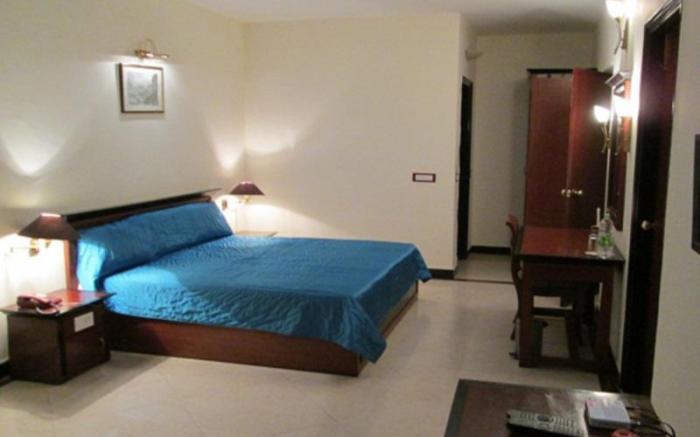 8fold-Pinecrest by LaRiSa, Bhimtal