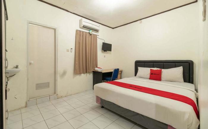RedDoorz near Pondok Indah Water Park