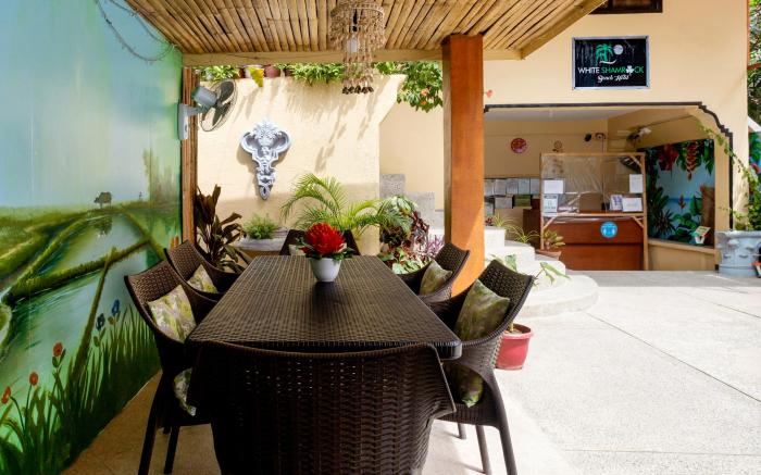 White Shamrock Beach Hotel