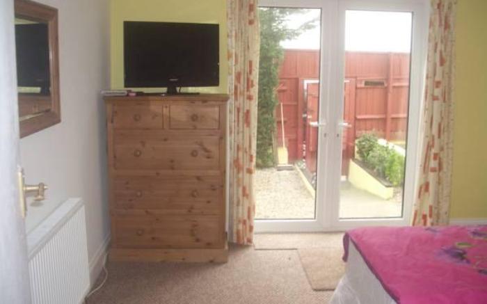 BARBIE HOUSE ,OPPOSITE The BEACH & PAIGNTON PIER , 2 Bedroom APARTMENT with Private Car space & Gard
