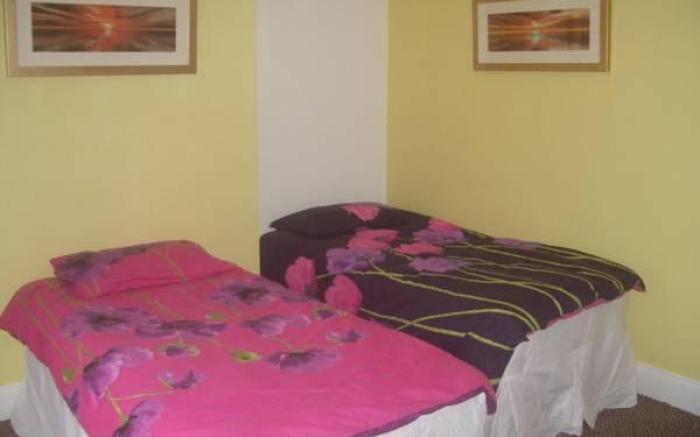 BARBIE HOUSE ,OPPOSITE The BEACH & PAIGNTON PIER , 2 Bedroom APARTMENT with Private Car space & Gard