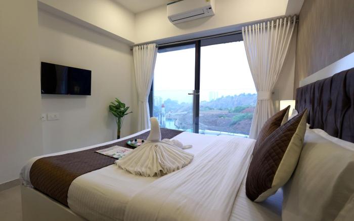 Airport Close 2 BHK Service Apt in Santacruz E
