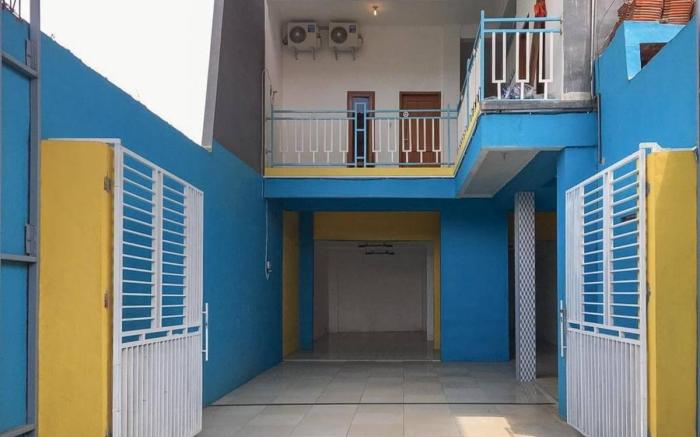 RedDoorz near RS Mitra Keluarga Waru