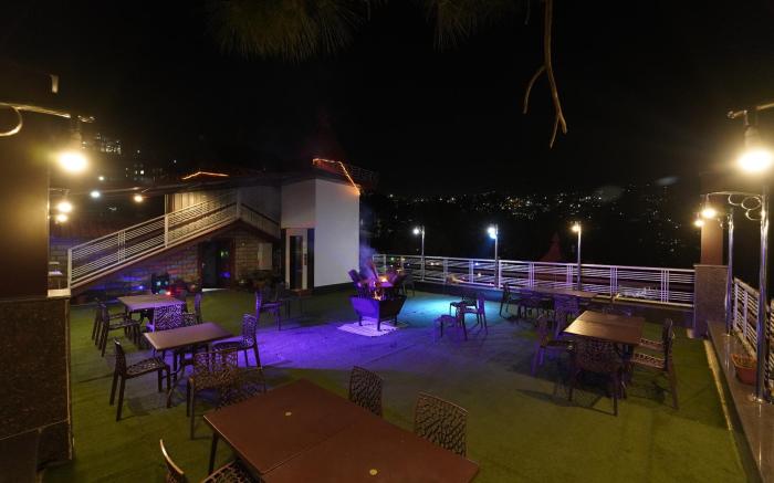 Hotel The Grand White