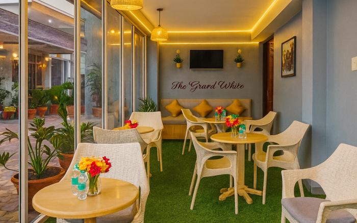 Hotel The Grand White