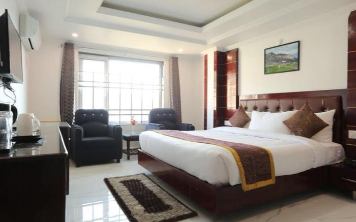 Hotel The Grand White