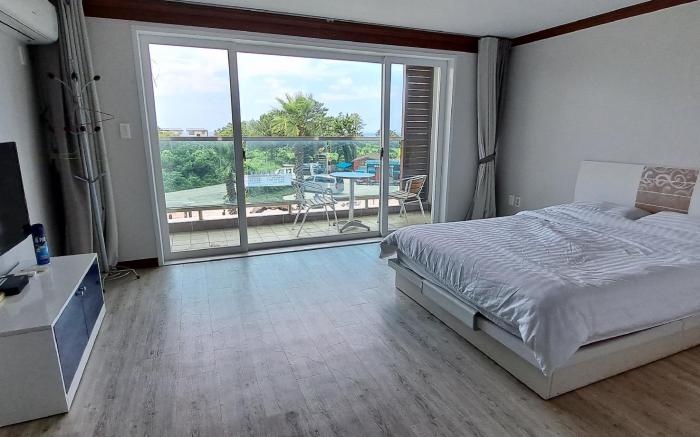 Ghosthouse Aewolhaean-ro Ocean View 16-pyeong Studio Type (1.5 Room) Resort Pension (Room 203)