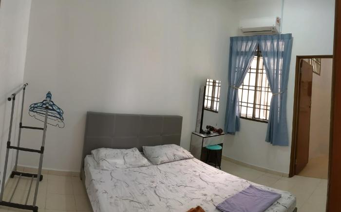 Johor Bahru 6 Bedrooms Corner House: Big & Comfort