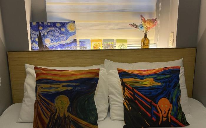 Van Gogh Capsule Room Netflix 100mbps