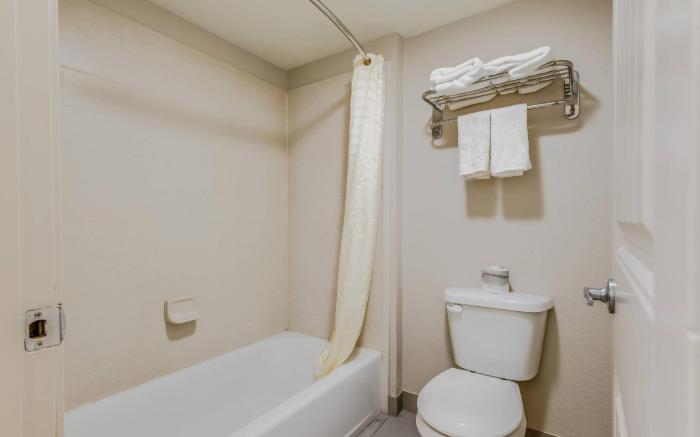 Econo Lodge Inn & Suites