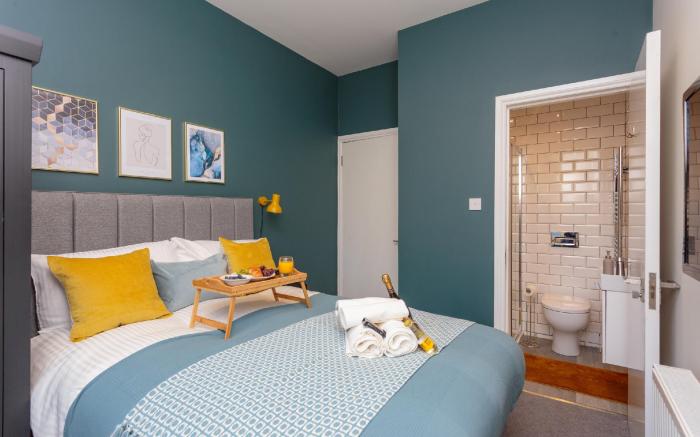 Lovely apartment beneath Edinburgh Castle