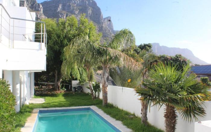 Cozy Camps Bay House with sea & Mountain View’s