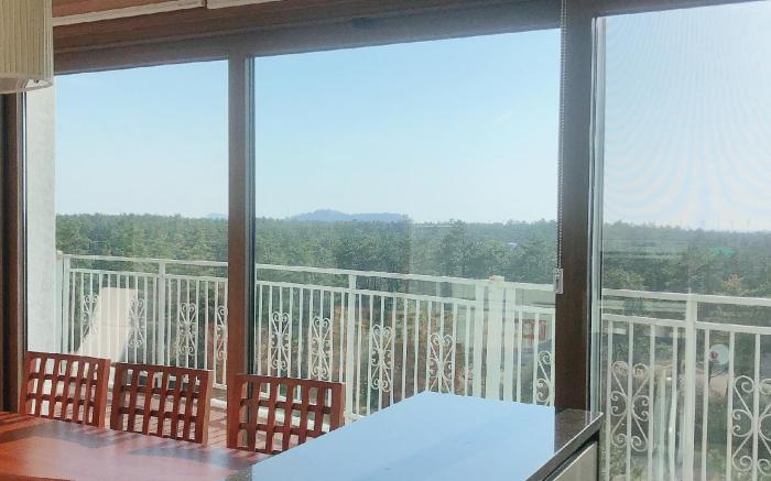 A Cozy and Clean House, Golf View, 5-minute Drive to Hyeopjae Beach
