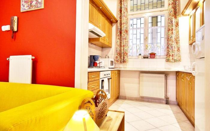 Vibrant 3 Bedroom Apartment In The Pulsing Heart Of Budapest
