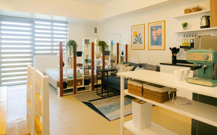 Homey Serin West Tagaytay  w Balcony Free Parking