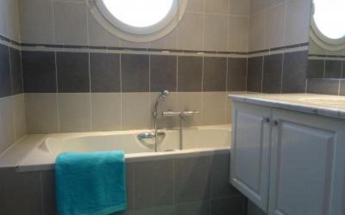 Modern one bedroomed apartment just off the Cannes Seafront with a terrace and pool access - 1753