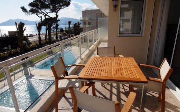 Stunning 2 Bed 2 Bath Apt on the Cannes sea front has swimming pool and is a secure modern building 