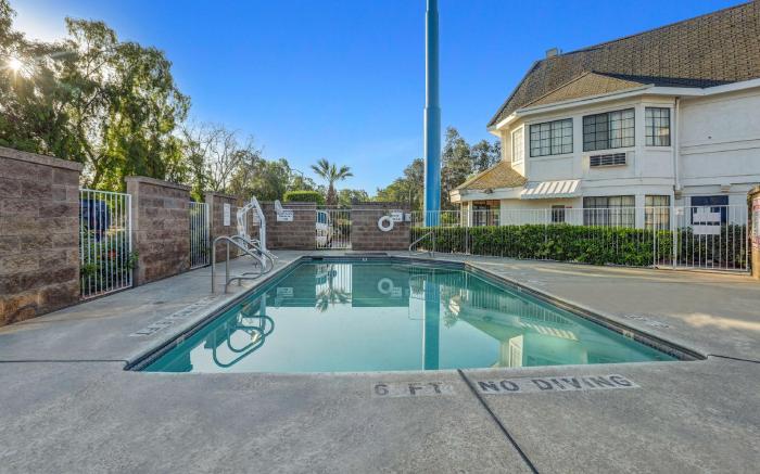 Motel 6 Fresno, CA - Belmont Ave