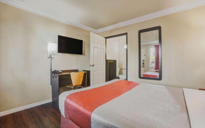 Motel 6 Fresno, CA - Belmont Ave