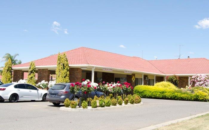 Pines Country Club Motor Inn