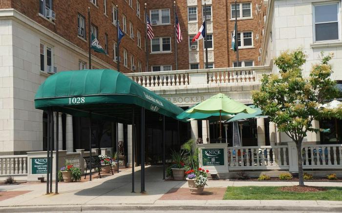 Knickerbocker on the Lake