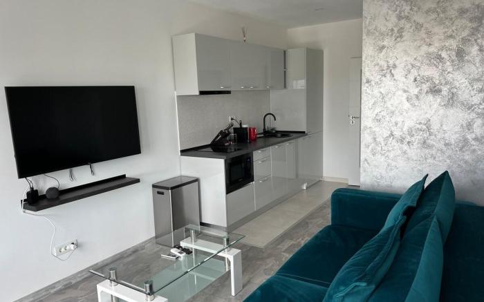 Cozy 2-Room Penthouse Lakeview W14