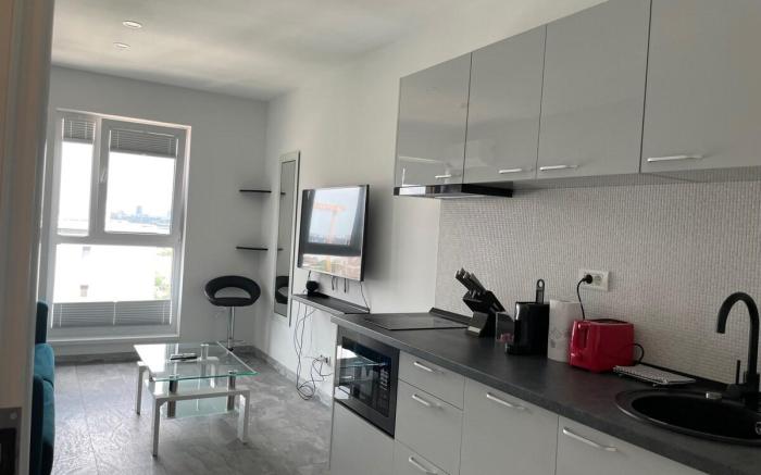 Cozy 2-Room Penthouse Lakeview W14