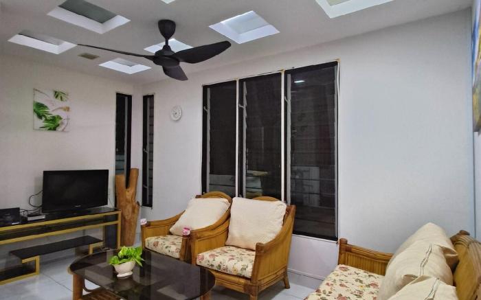 Family 15 Pax Corner Lot House / Free WiFi