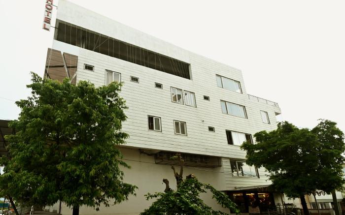 HOTEL HALLMARK