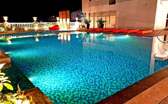 Lafayette Park Square w/ balcony facing pool view