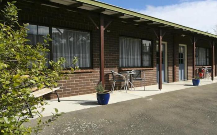 Colonial Lodge Motel