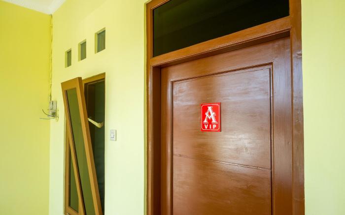 RedDoorz near Rita Supermall Purwokerto 2