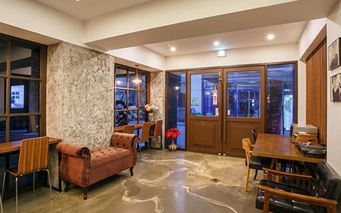Comma Hotel