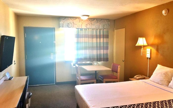 Econo Lodge Inn & Suites