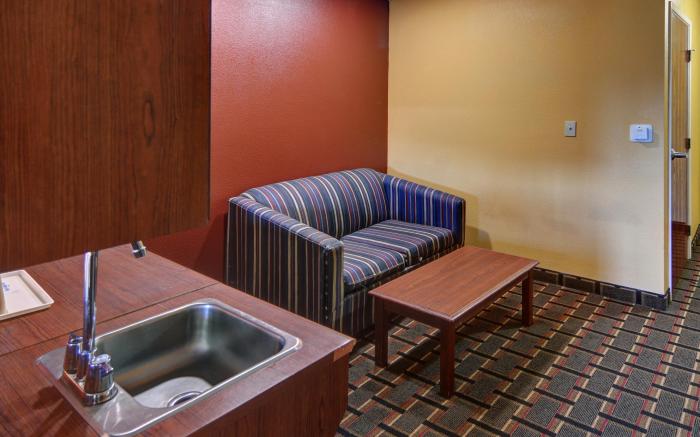 HomeTown Inn & Suites - Longview, TX