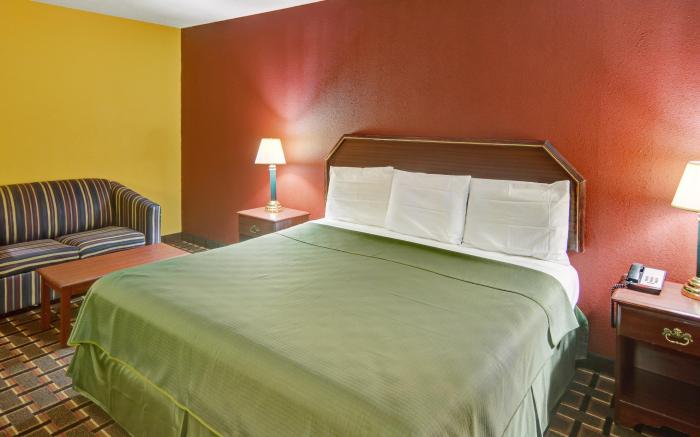 HomeTown Inn & Suites - Longview, TX