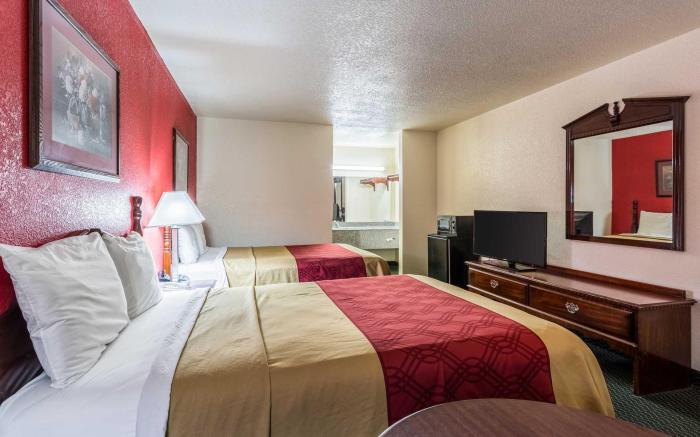 Econo Lodge & Suites