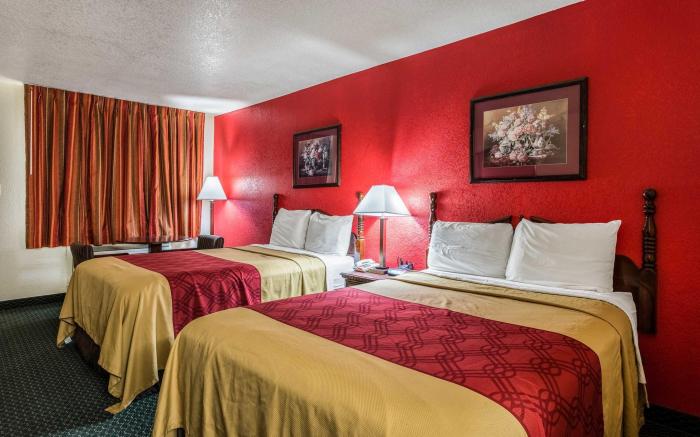 Econo Lodge & Suites