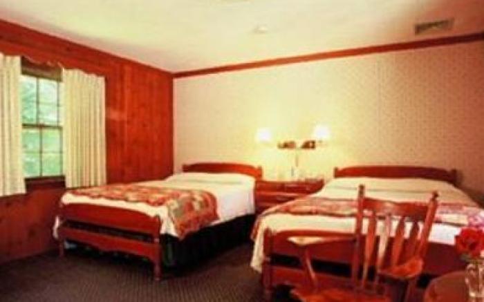 The 1896 House Country Inn - Brookside & Pondside