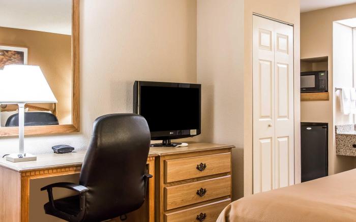 Econo Lodge Inn & Suites University