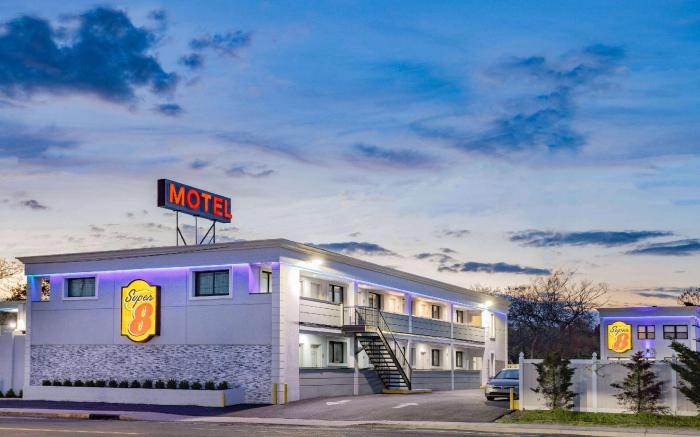 Super 8 by Wyndham Lindenhurst