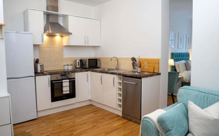 Vibrant City Centre - King Bed Apartment