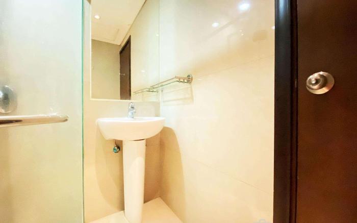 Fancy and Nice Studio at El Royale Apt By Travelio