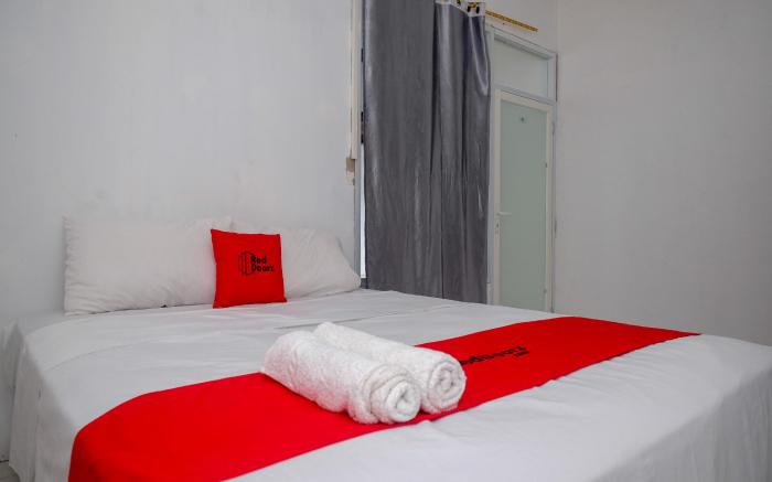 RedDoorz near De La Salle Manado