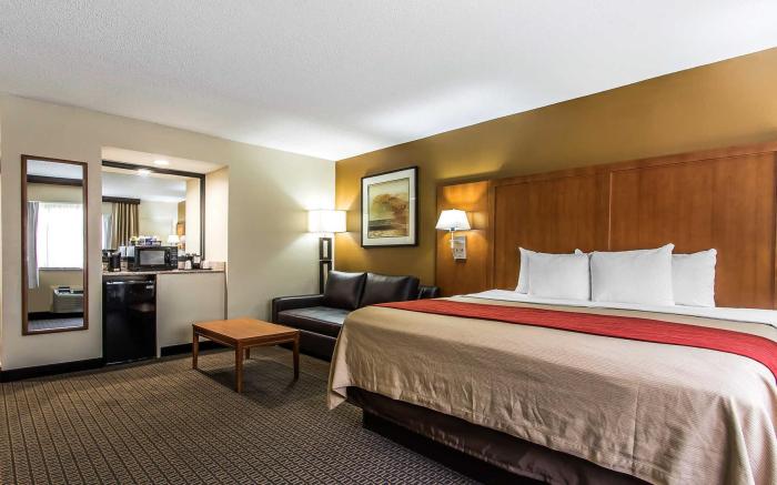 Econo Lodge Inn & Suites
