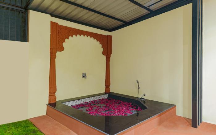 Traavista Aravali Mahal - Luxury Lake View Heritage Resort