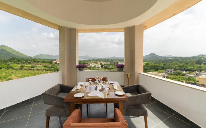 Traavista Aravali Mahal - Luxury Lake View Heritage Resort
