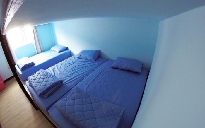 Single bed in Dormitory 6-Bed Shared Bathroom