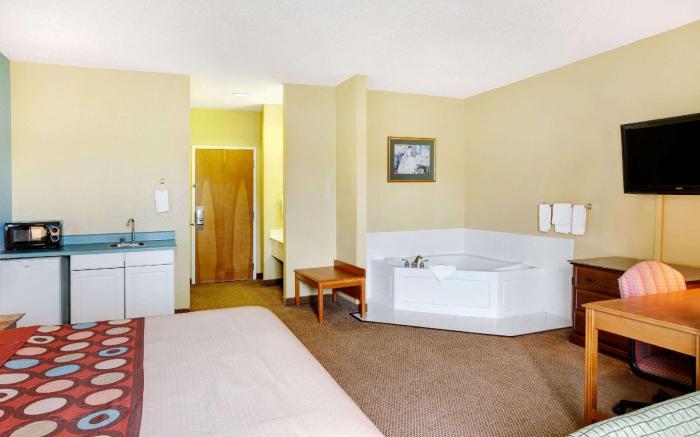 Super 8 By Wyndham Salisbury